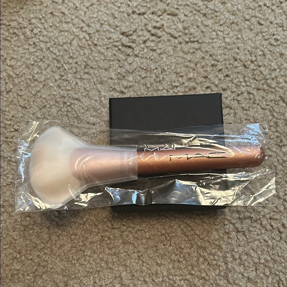 MAC Cosmetics Skinfinish Bronzer Makeup Brush in Copper color